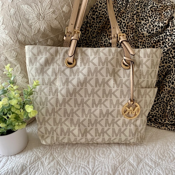 Michael Kors Handbags - Michael Kors East/West Signature Tote Large Vanilla EUC